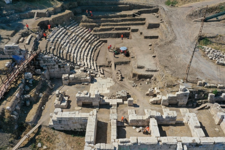 Kuş bakışı ile Smyrna antik tiyatrosu arkeoloji çalışmaları