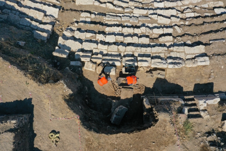 Kuş bakışı ile Smyrna antik tiyatrosu arkeoloji çalışmaları