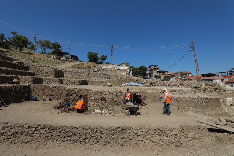 Kuş bakışı ile Smyrna antik tiyatrosu arkeoloji çalışmaları