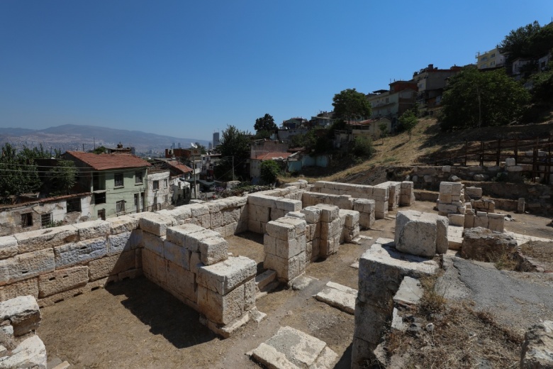 Kuş bakışı ile Smyrna antik tiyatrosu arkeoloji çalışmaları