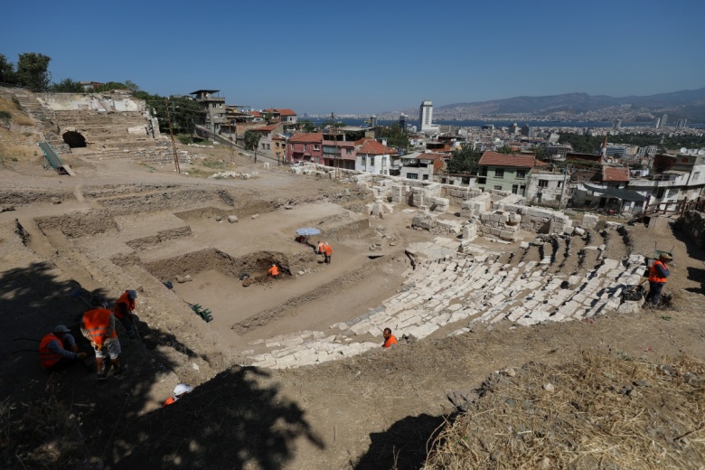 Kuş bakışı ile Smyrna antik tiyatrosu arkeoloji çalışmaları