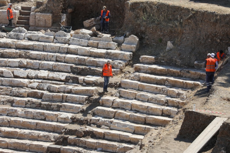 Kuş bakışı ile Smyrna antik tiyatrosu arkeoloji çalışmaları