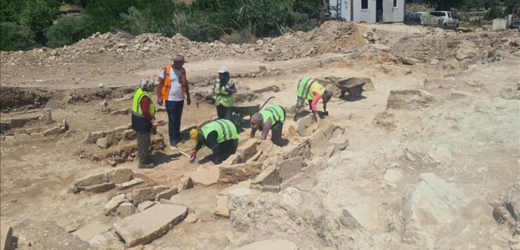 Milas maden sahasındaki arkeoloji kazıları hanım eli marifetiyle ilerliyor