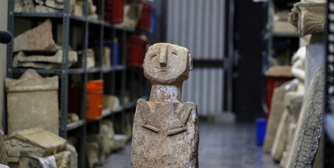 Gerçek olup olmadığı merak edilen heykel İzmir Arkeoloji Müzesinde