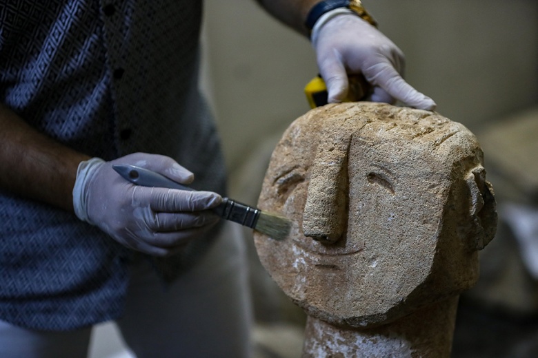 Gerçek olup olmadığı merak edilen heykel İzmir Arkeoloji Müzesi'nde