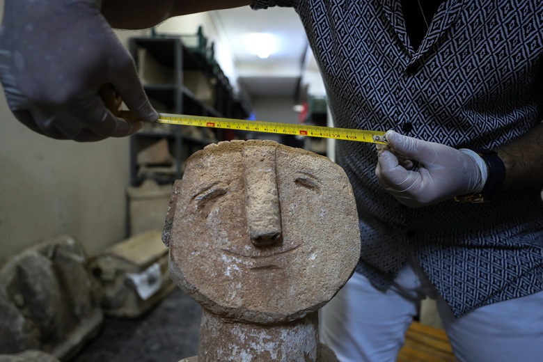 Gerçek olup olmadığı merak edilen heykel İzmir Arkeoloji Müzesi'nde