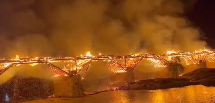 Çin’in en uzun ahşap kemerli tarihi köprüsü Wan'an cayır cayır yandı