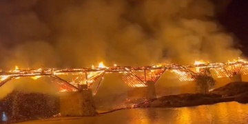 Çinin en uzun ahşap kemerli tarihi köprüsü Wanan cayır cayır yandı