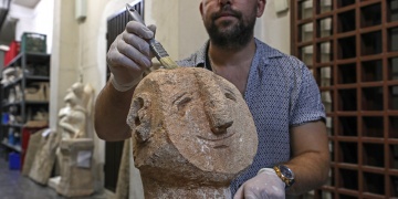 İzmirde yakalanan çakma gülen neolitik heykel Şahan Gökbakarı da aldattı