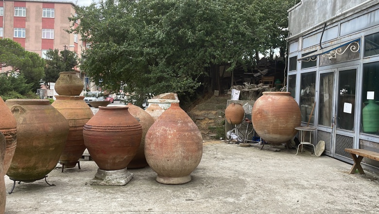 Beykoz'da baskın yapılan depodan antik çömlek müzesini andıran manzaralar