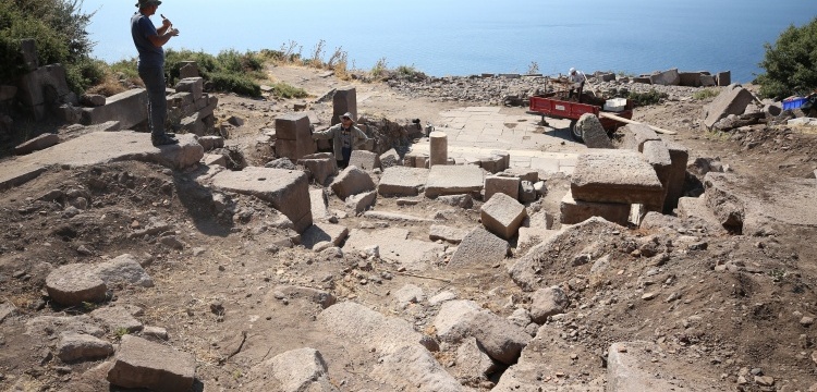 Assos antik kentinde 2200 yıllık anıt çeşme kalıntıları ortaya çıkarıldı