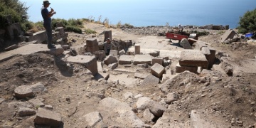 Assos antik kentinde 2200 yıllık anıt çeşme kalıntıları ortaya çıkarıldı