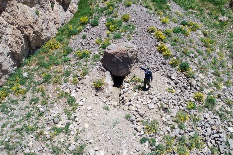 Üç bin metrelik dağa tırmanan arkeologlar Urartu mezar odasına drone ile bakabildi