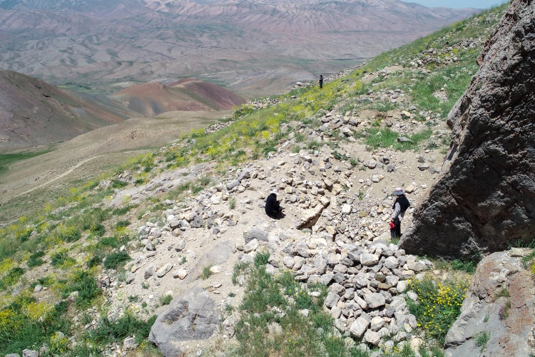 Üç bin metrelik dağa tırmanan arkeologlar Urartu mezar odasına drone ile bakabildi