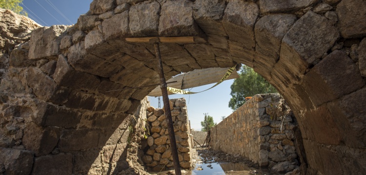 Tunceli'nin Mazgirt ilçesinde bir derede kemerli tarihi taş köprü keşfedildi