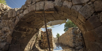 Tuncelinin Mazgirt ilçesinde bir derede kemerli tarihi taş köprü keşfedildi