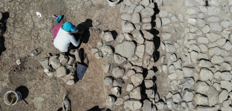 Arkeologlar Tozkoparan Höyüğü'ndeki kalın duvarların sırrını araştırıyor