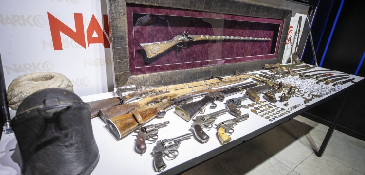 Ankara'da narkotik baskını yapılan ev silah ve tarihi eser müzesinden farksız çıktı