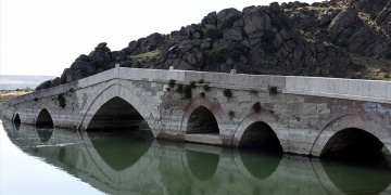 Mimar Sinanın onardığı Selçuklu eseri Çeşnigir Köprüsü zamana meydan okuyor