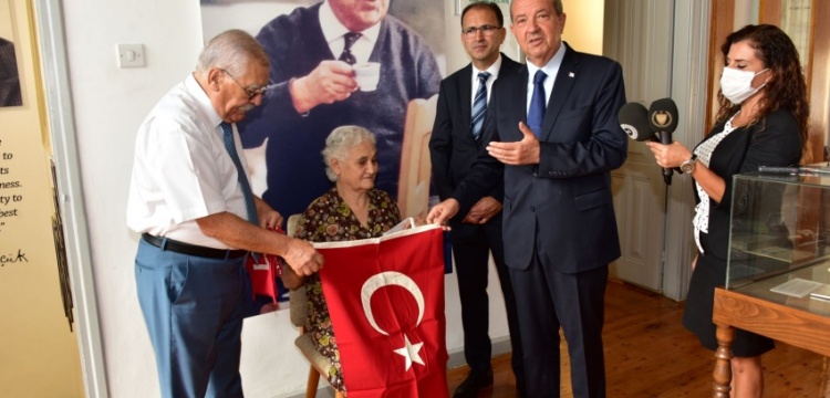 Kıbrıslı Amber hanım, İngilizlere inat eliyle diktiği Türk Bayrağı'nı müzeye bağışladı