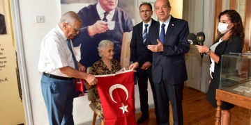 Kıbrıslı Amber hanım, İngilizlere inat eliyle diktiği Türk Bayrağını müzeye bağışladı