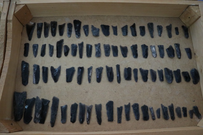 Niğde'deki Sırçalıtepe Höyüğü'nde bulunan obsidyen ve kemik aletler