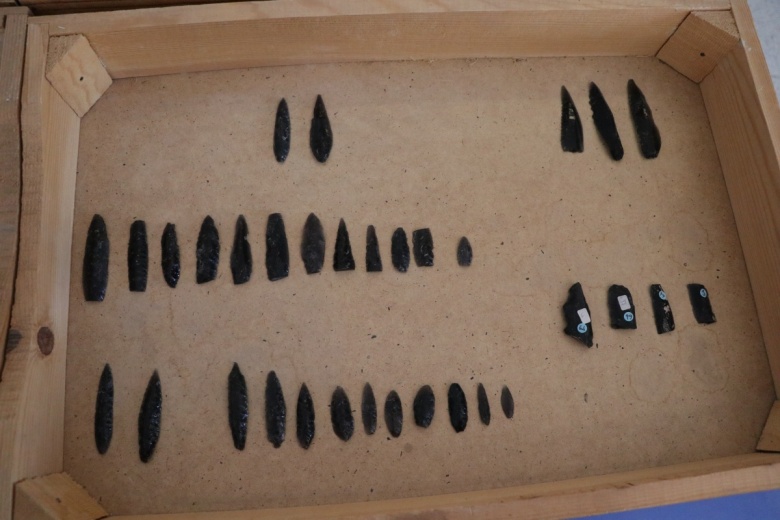 Niğde'deki Sırçalıtepe Höyüğü'nde bulunan obsidyen ve kemik aletler