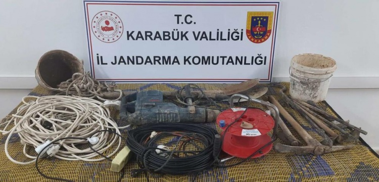 Karabük'te kaçak kazı yapan 3 defineci suçüstü yakalandı