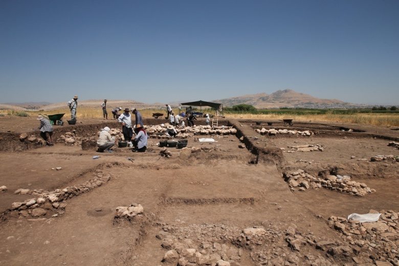 Çayönü arkeoloji kazılarına gönüllü katılan 7 genç Diyarbakır sıcağında ter döküyor