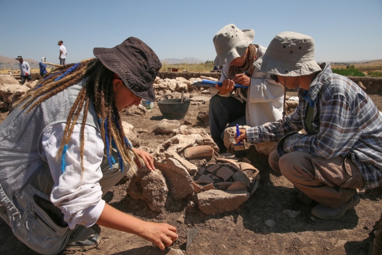 Çayönü arkeoloji kazılarına gönüllü katılan 7 genç Diyarbakır sıcağında ter döküyor