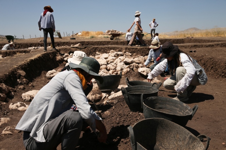 Çayönü arkeoloji kazılarına gönüllü katılan 7 genç Diyarbakır sıcağında ter döküyor