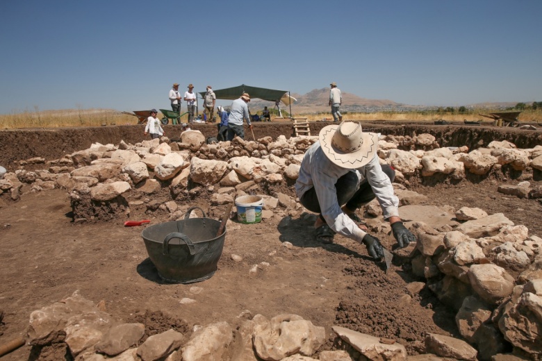 Çayönü arkeoloji kazılarına gönüllü katılan 7 genç Diyarbakır sıcağında ter döküyor