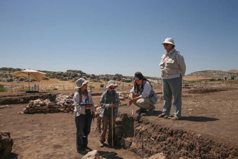 Çayönü arkeoloji kazılarına gönüllü katılan 7 genç Diyarbakır sıcağında ter döküyor