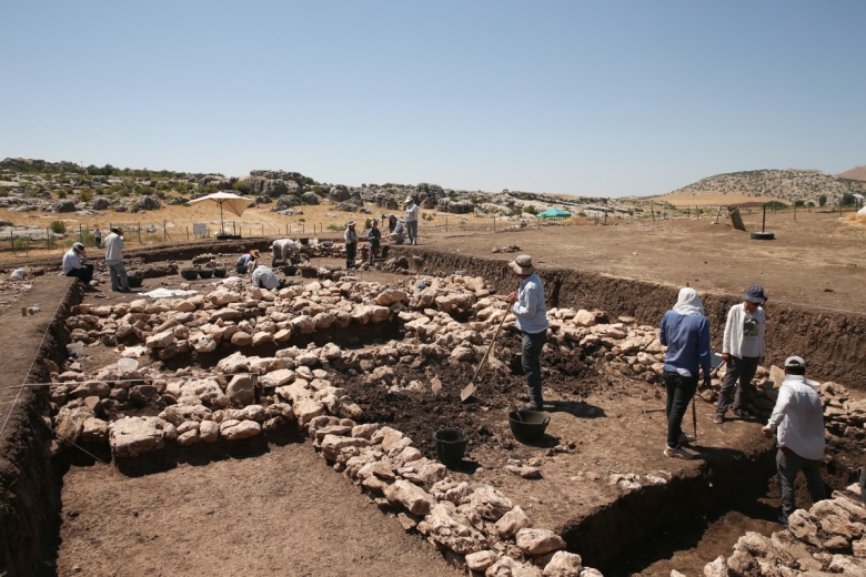 Çayönü arkeoloji kazılarına gönüllü katılan 7 genç Diyarbakır sıcağında ter döküyor