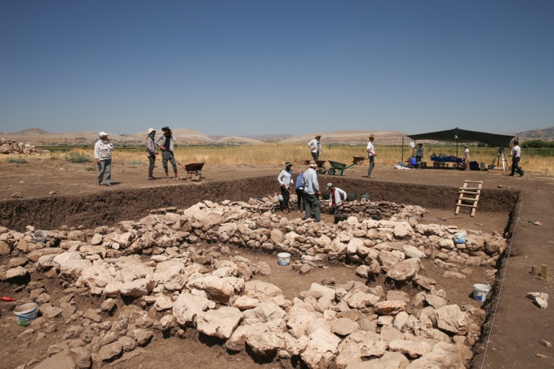 Çayönü arkeoloji kazılarına gönüllü katılan 7 genç Diyarbakır sıcağında ter döküyor