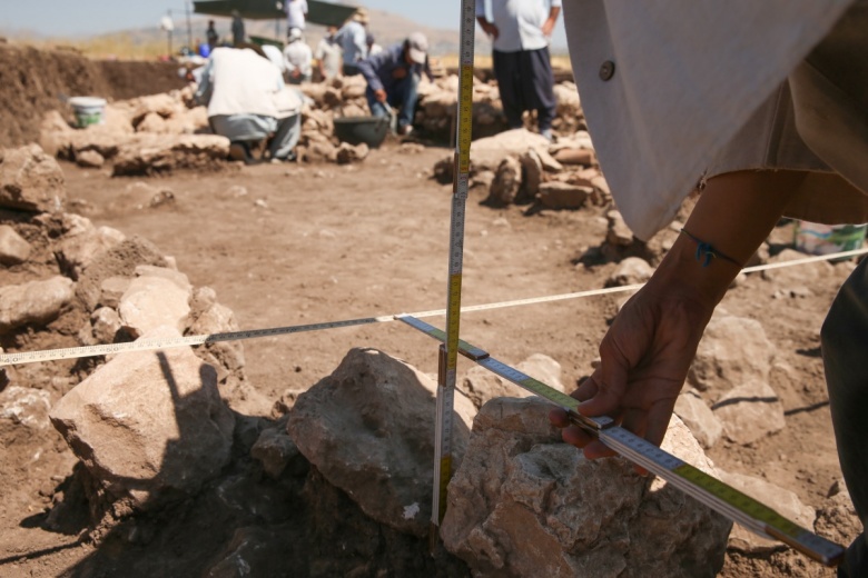 Çayönü arkeoloji kazılarına gönüllü katılan 7 genç Diyarbakır sıcağında ter döküyor