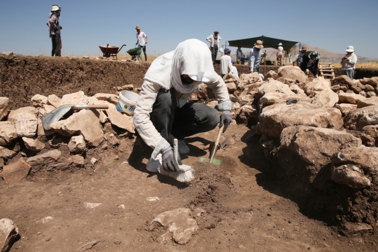 Çayönü arkeoloji kazılarına gönüllü katılan 7 genç Diyarbakır sıcağında ter döküyor