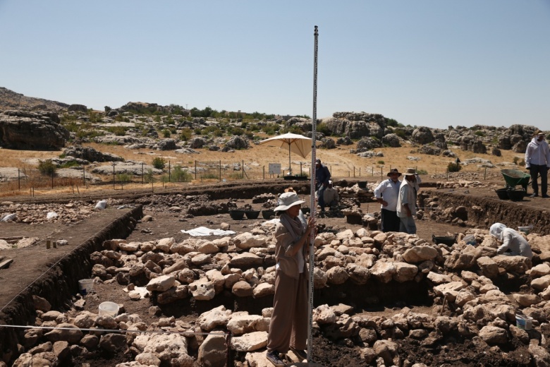 Çayönü arkeoloji kazılarına gönüllü katılan 7 genç Diyarbakır sıcağında ter döküyor