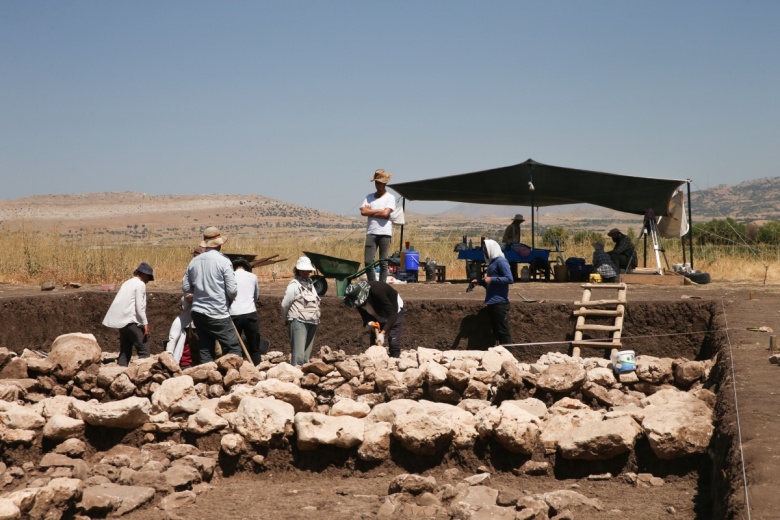 Çayönü arkeoloji kazılarına gönüllü katılan 7 genç Diyarbakır sıcağında ter döküyor