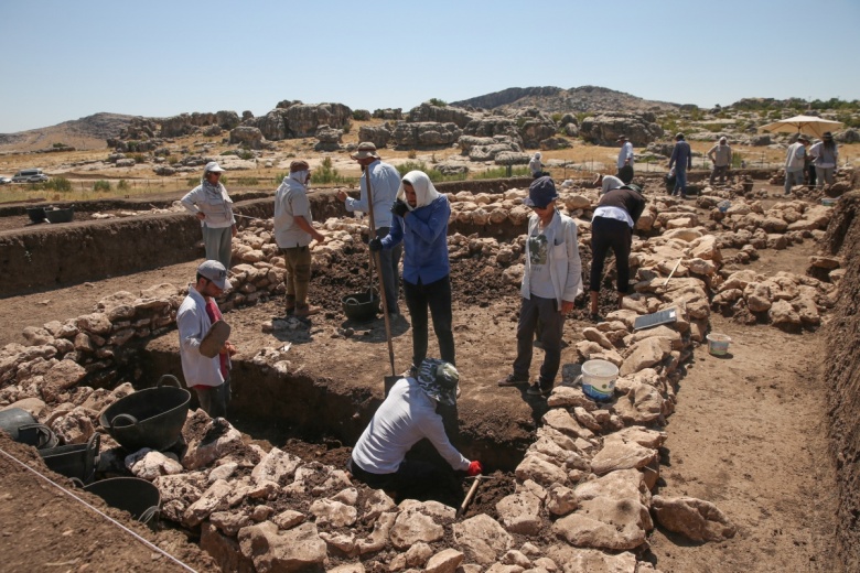 Çayönü arkeoloji kazılarına gönüllü katılan 7 genç Diyarbakır sıcağında ter döküyor