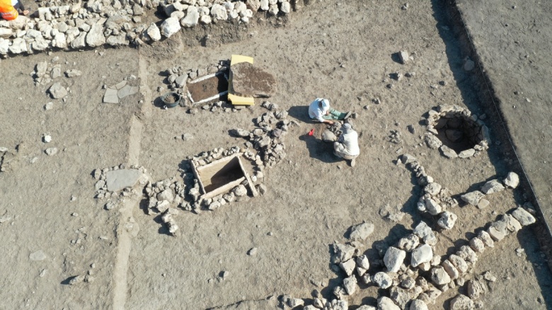 Diyarbakır'daki Çayönü Höyük'te bulunan sandık tipi mezar böyle açıldı