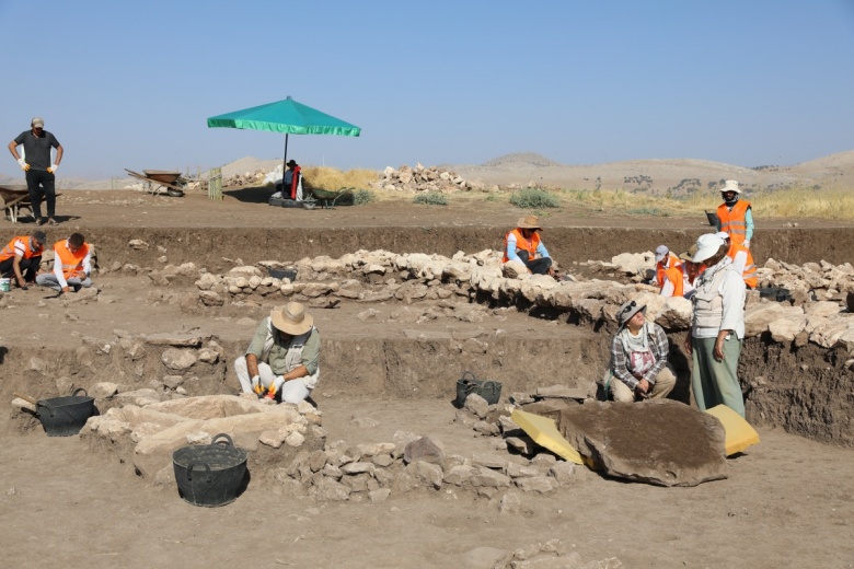 Diyarbakır'daki Çayönü Höyük'te bulunan sandık tipi mezar böyle açıldı