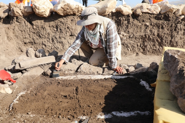 Diyarbakır'daki Çayönü Höyük'te bulunan sandık tipi mezar böyle açıldı