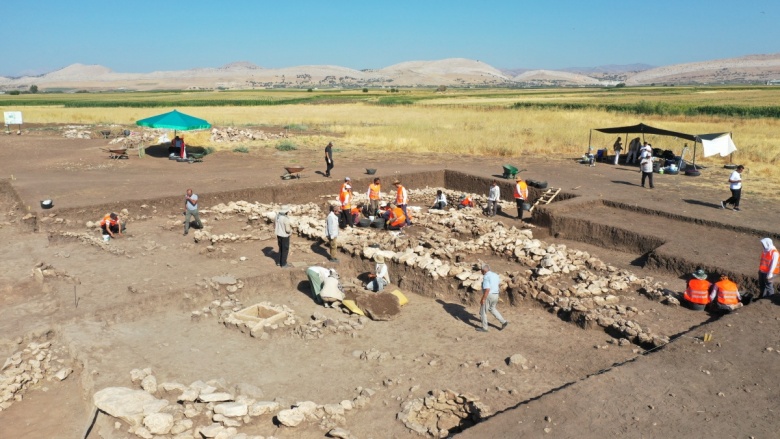 Diyarbakır'daki Çayönü Höyük'te bulunan sandık tipi mezar böyle açıldı