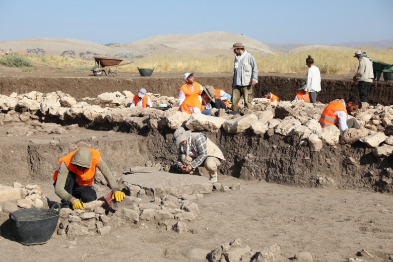 Diyarbakır'daki Çayönü Höyük'te bulunan sandık tipi mezar böyle açıldı