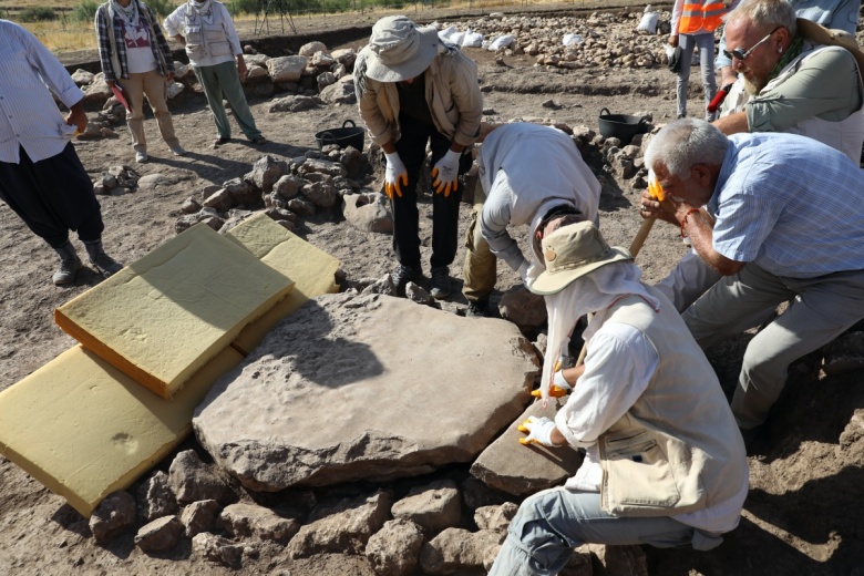 Diyarbakır'daki Çayönü Höyük'te bulunan sandık tipi mezar böyle açıldı