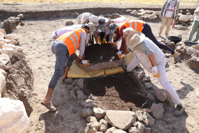 Diyarbakır'daki Çayönü Höyük'te bulunan sandık tipi mezar böyle açıldı