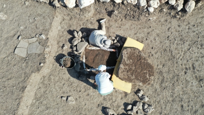 Diyarbakır'daki Çayönü Höyük'te bulunan sandık tipi mezar böyle açıldı