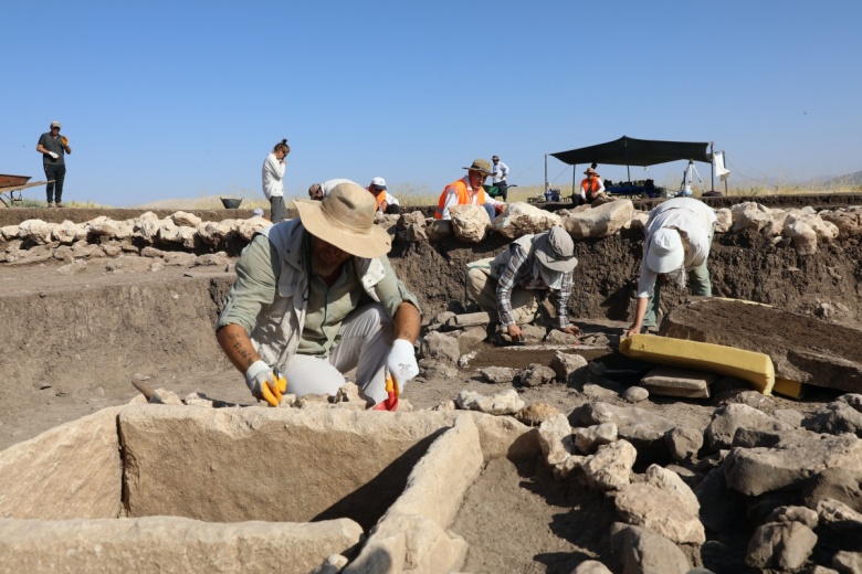 Diyarbakır'daki Çayönü Höyük'te bulunan sandık tipi mezar böyle açıldı