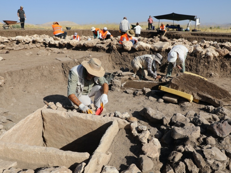 Diyarbakır'daki Çayönü Höyük'te bulunan sandık tipi mezar böyle açıldı